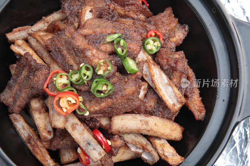 Cured pork ribs (腊排骨) in clay pot